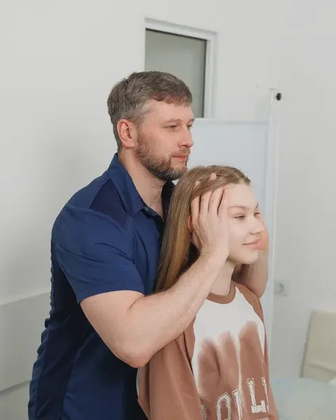 Врач на приёме с девочкой-подростком