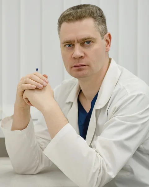 Врач клиники в кабинете