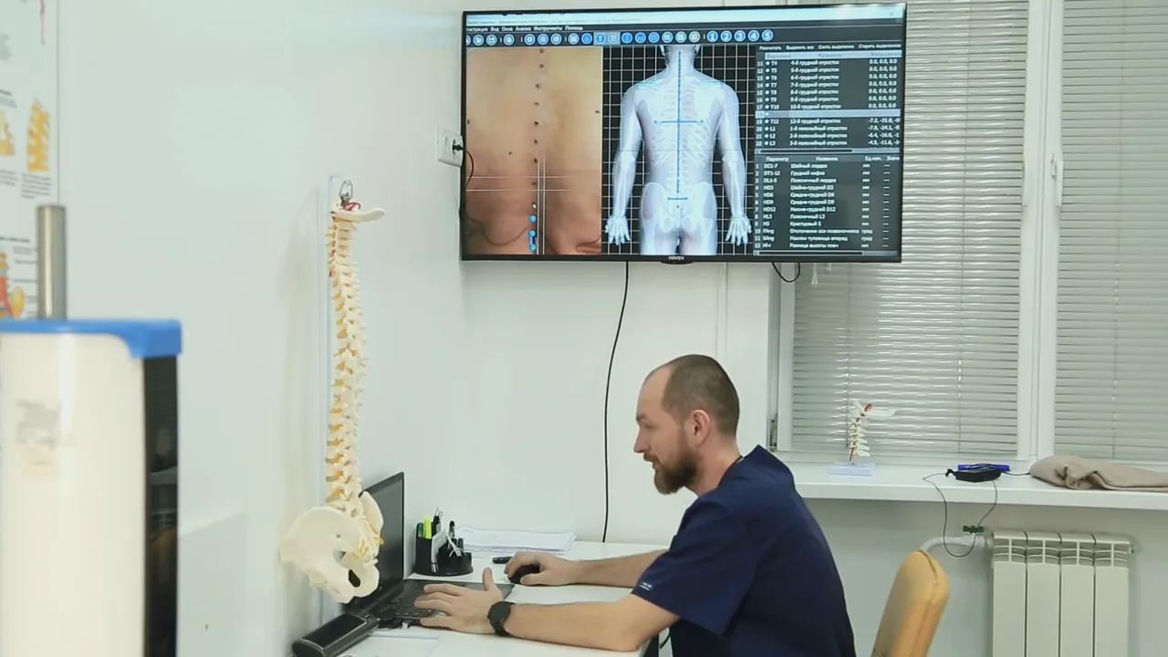 Кабинет 3D-диагностики: сканер, на экране модель спины