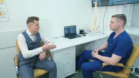 Кадр фильма: двое врачей у стола в кабинете