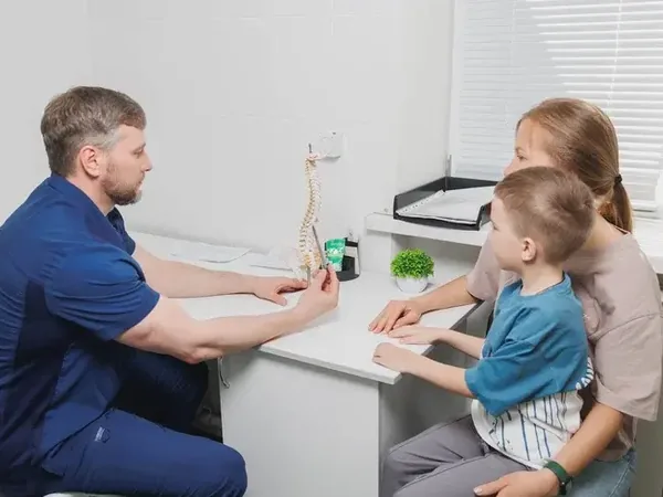 Приём ребёнка с мамой в кабинете клиники